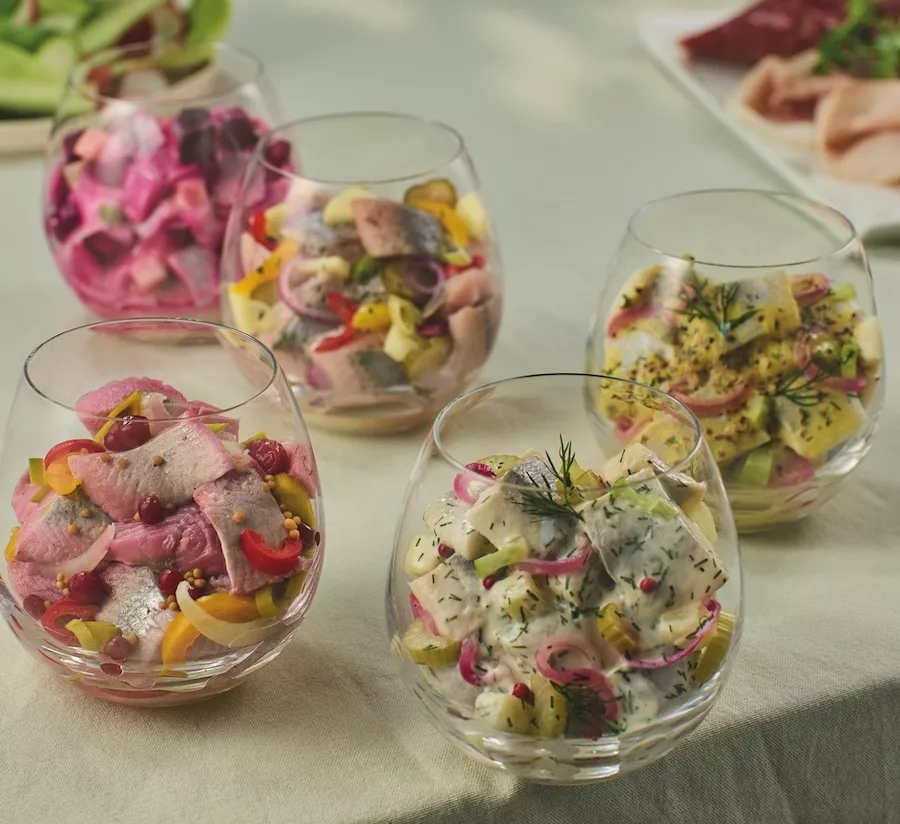 Eine Auswahl von Küstensalaten serviert im Glas