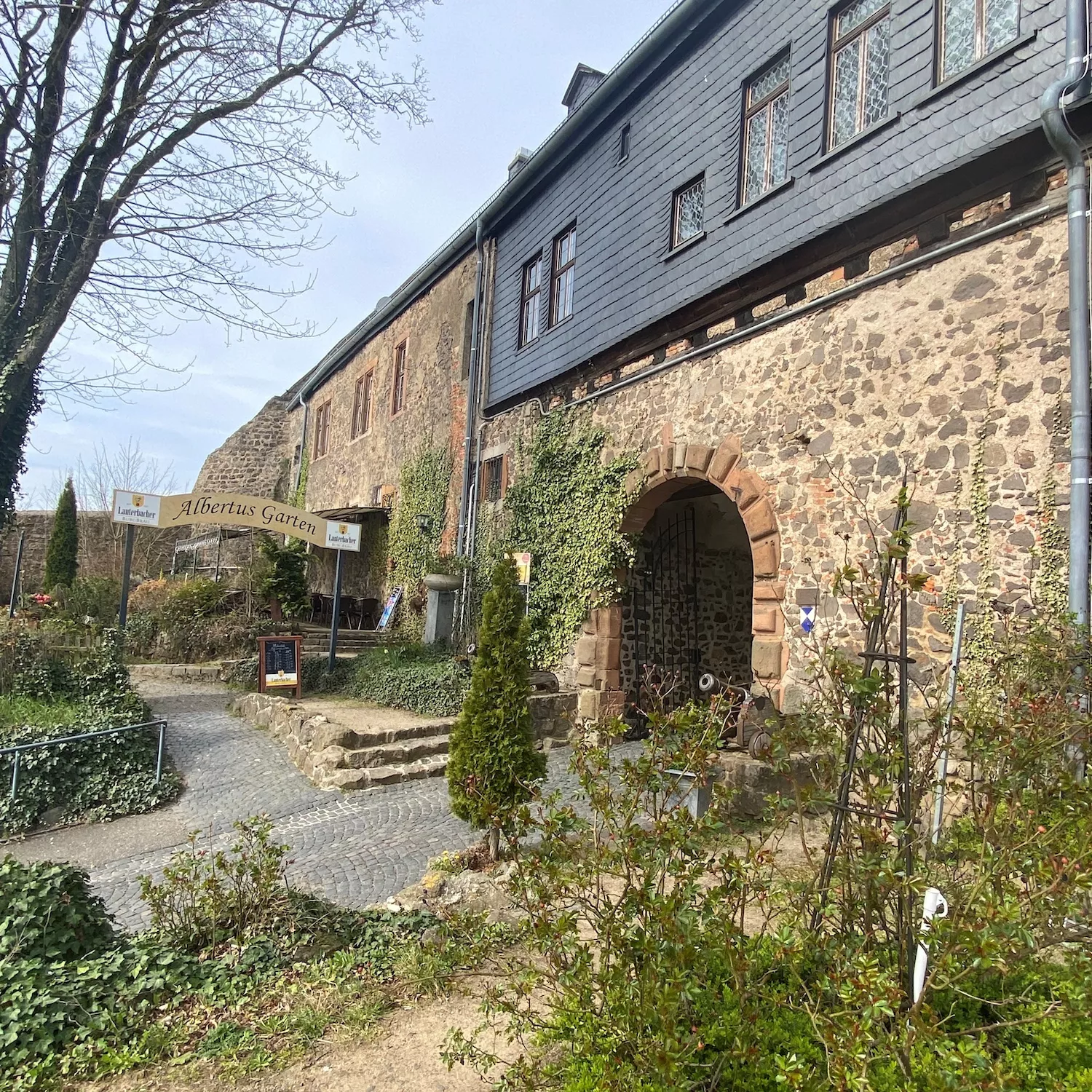 Innenhof der Burg Gleiberg mit Außengastronomie