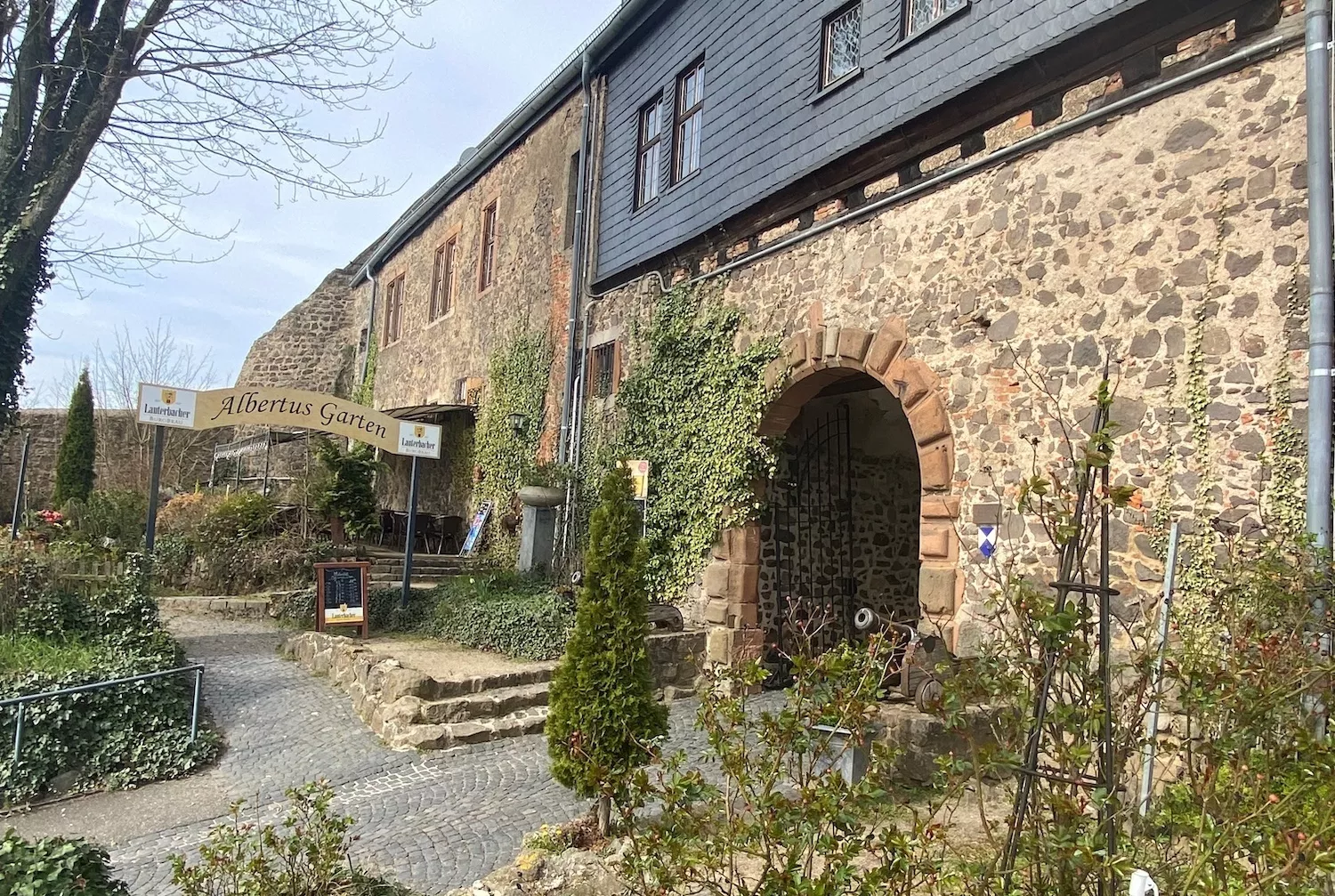Innenhof der Burg Gleiberg mit Außengastronomie