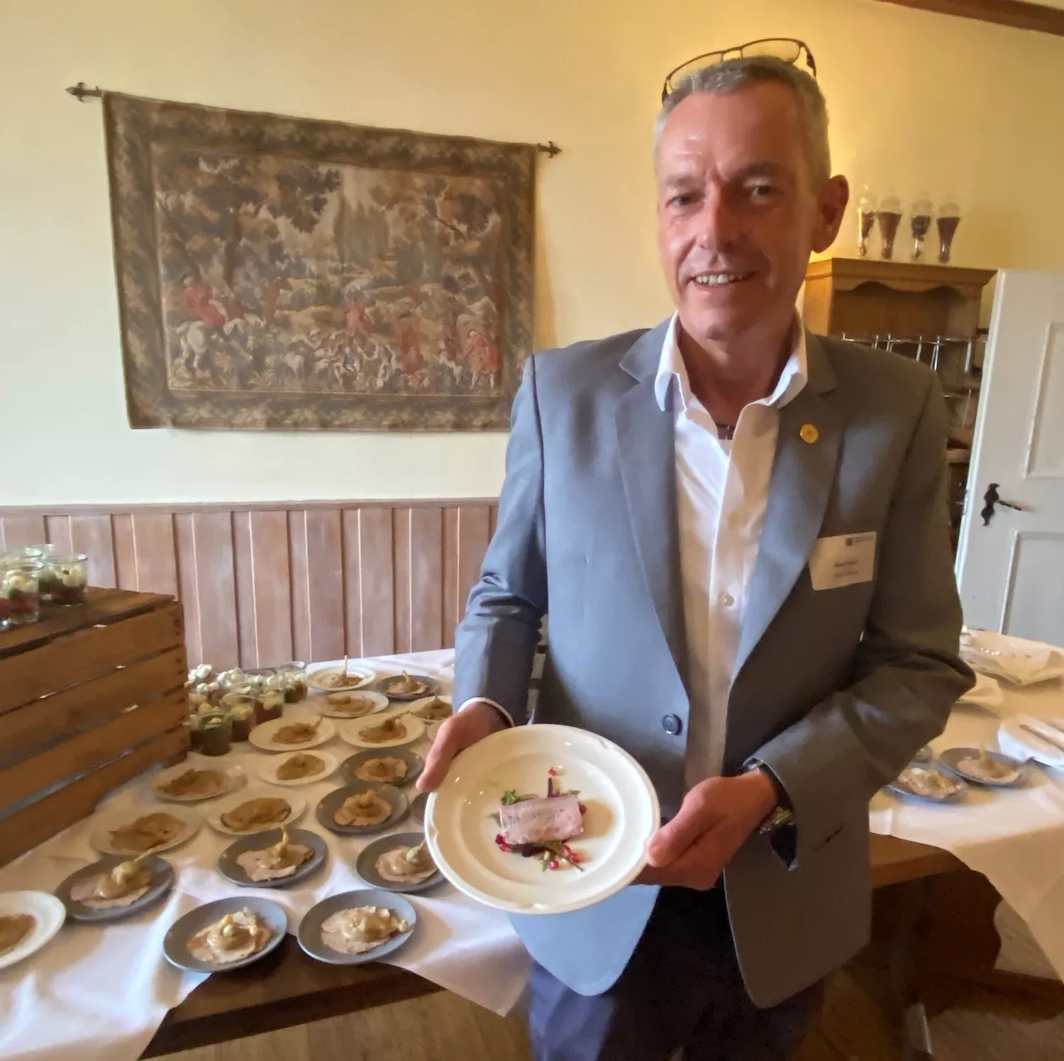 Betreiber Axel Horn von der Burg Gleiberg präsentiert das Matjes-Gericht
