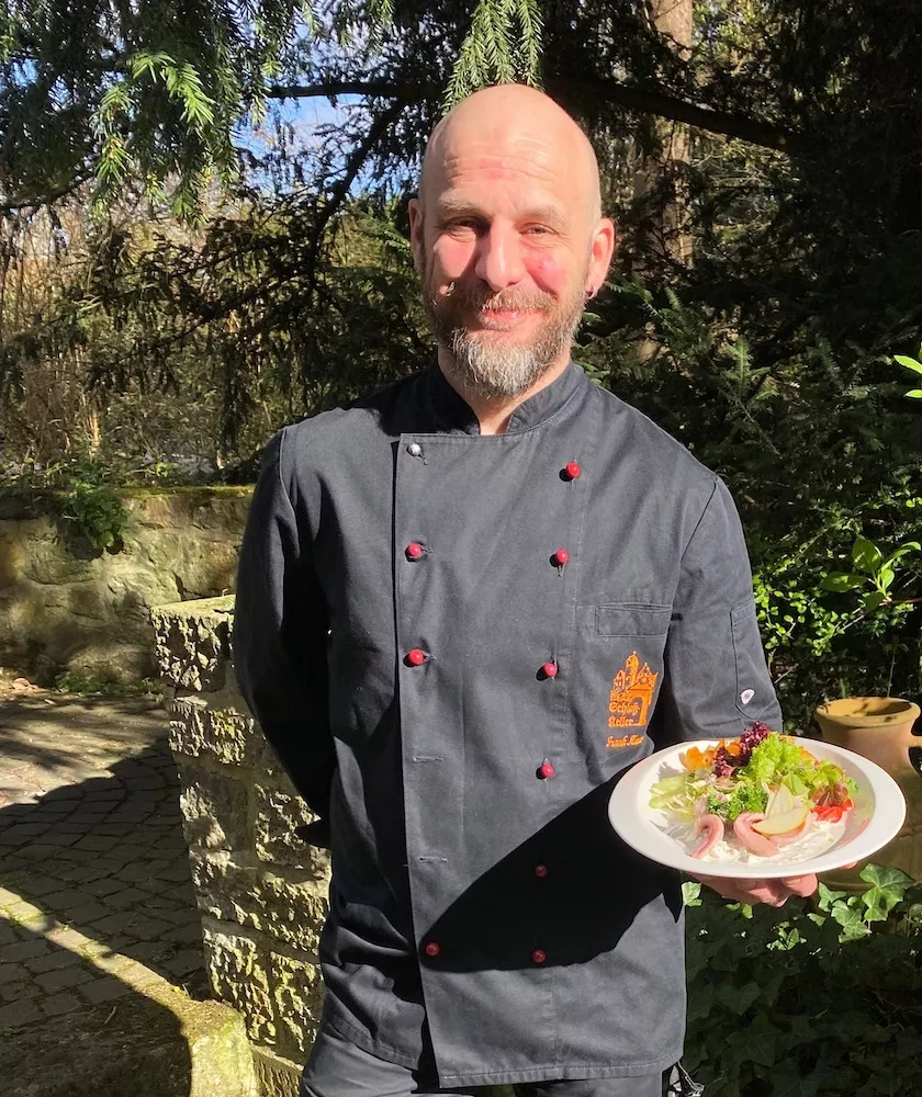 Küchenchef Frank Haas präsentiert sein Matjes-Gericht