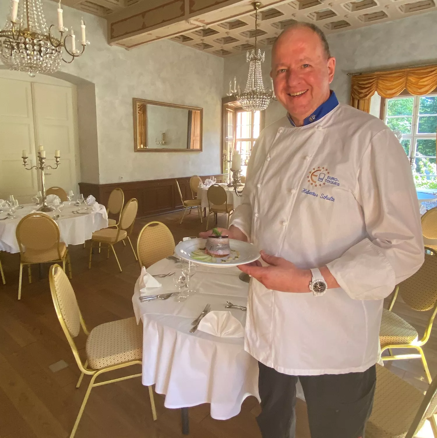 Küchenchef Hubertus Schulz präsentiert sein Matjes-Gericht
