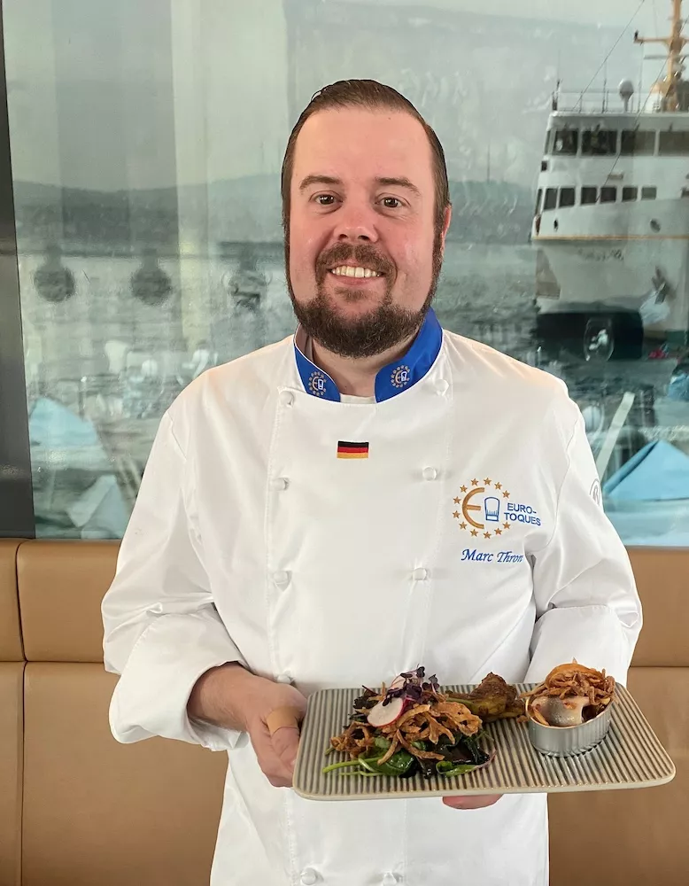 Küchenleiter Marc Thron präsentiert sein Matjes-Gericht