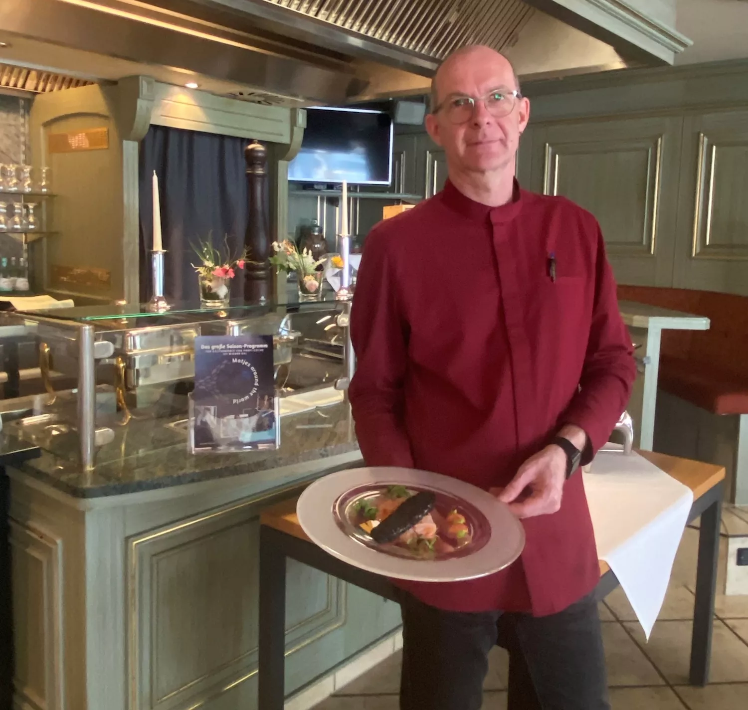 Küchenchef Stefan Pütz präsentiert sein Matjes-Gericht