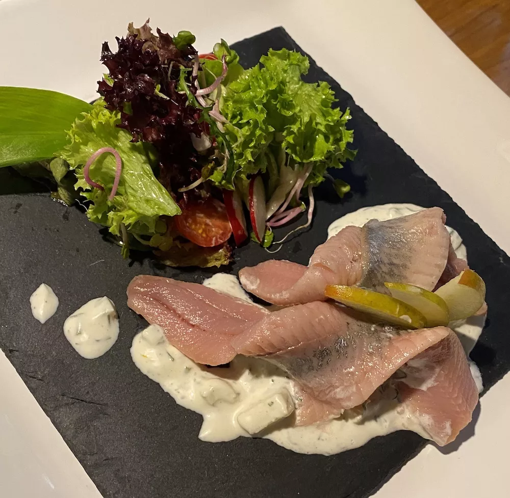 Matjesfilets nach Hausfrauenart im Restaurant Schlosskeller Gießen