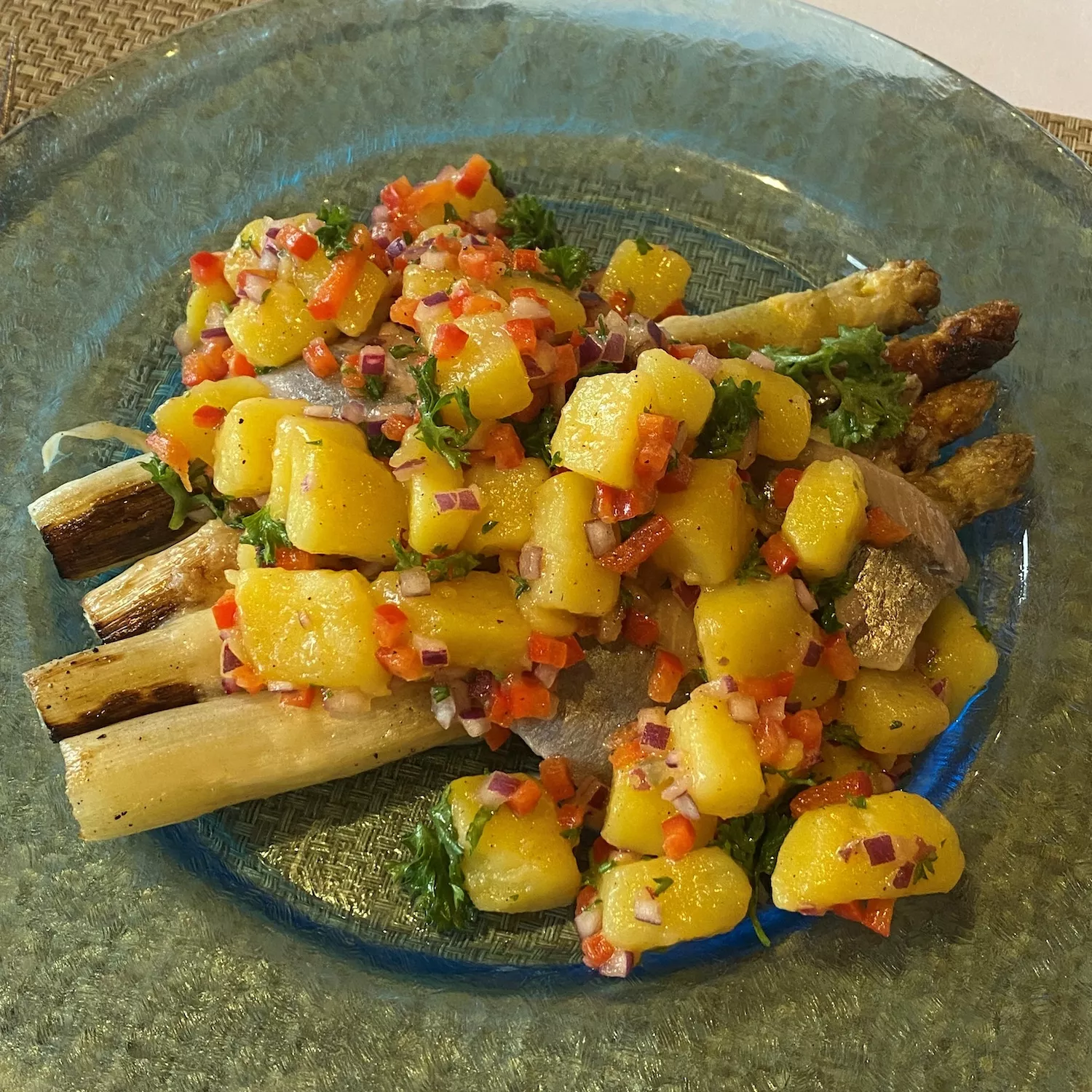 Matjes mit Spargel und Kartoffel-Salsa